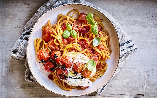 Gitaarspaghetti met tomatensaus, burrata en nduja